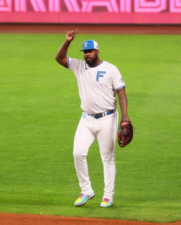 　一塁の守備練習をするレイエス（撮影・中島達哉）