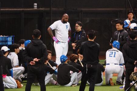 　練習前、田中ＳＡ（右）から指導を受けるナイン（撮影・中島達哉）