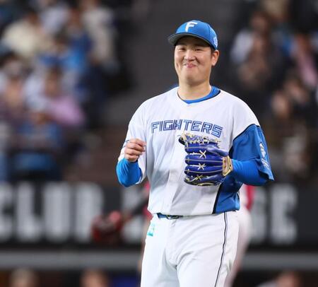 　５回、阿部を投ゴロに打ち取り、笑顔を見せる古林（撮影・中島達哉）