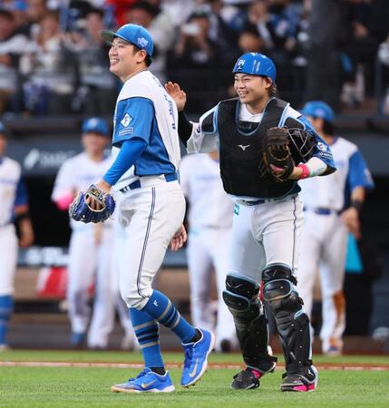 　完封勝利をあげ、田宮（右）と喜ぶ古林（撮影・中島達哉）