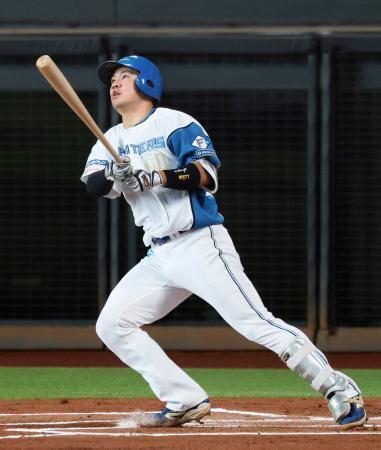 　１回日本ハム無死、吉田が左越えに先頭打者本塁打を放つ＝エスコンフィールド