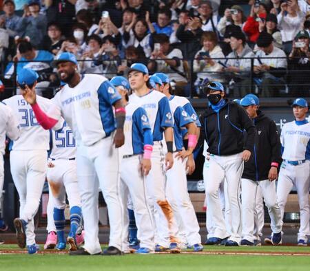 　楽天に３連勝し、ナインを迎える新庄監督（右から３人目）＝撮影・中島達哉