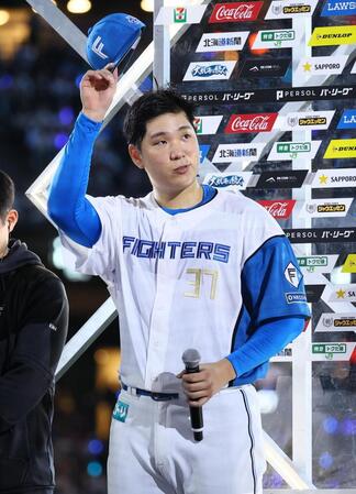 　スタンドのファンの歓声に応える古林（撮影・中島達哉）