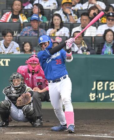 　５回、右前打を放つ木下（撮影・飯室逸平）