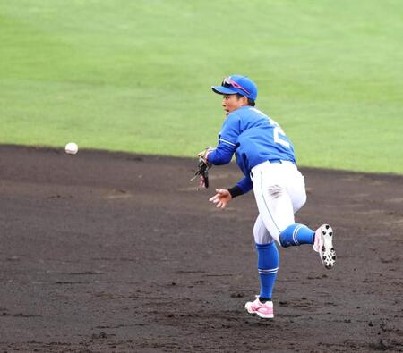 　５回、田中は大山のライナーを捕球し併殺を決める（撮影・山口登）