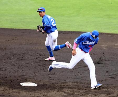 　５回、田中（左）は大山のライナーを捕球し併殺を決める（撮影・山口登）