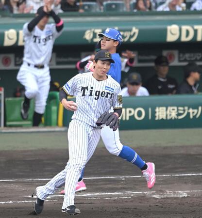 　６回、２死満塁のピンチをしのいだ湯浅（撮影・飯室逸平）