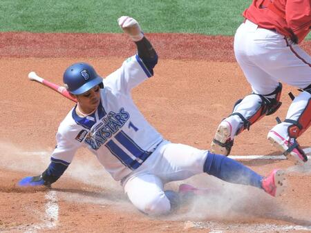 　１回、オースティンの左前打で二走・桑原が生還（撮影・佐藤厚）
