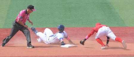 　１回、オースティンは左前適時打を放ち、送球の間に二進（撮影・佐藤厚）