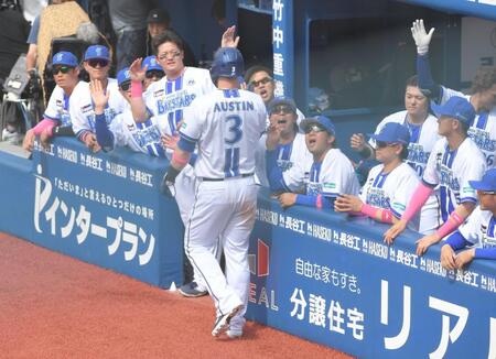 　１回、佐野の中前安打で二走・オースティンが生還、ナインに迎えられる（撮影・佐藤厚）