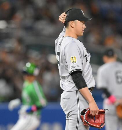 【写真】めちゃ怖っ!2ラン浴びた直後 堀田に語りかける巨人・阿部監督