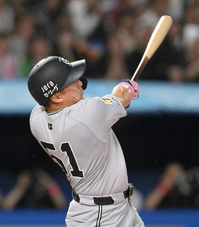 　８回、２試合連続となる左越えソロを放つ浅野（撮影・伊藤笙子）