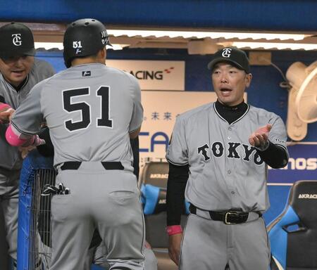 　８回、２試合連続となる左越えソロを放った浅野（左）を迎える阿部監督（撮影・伊藤笙子）