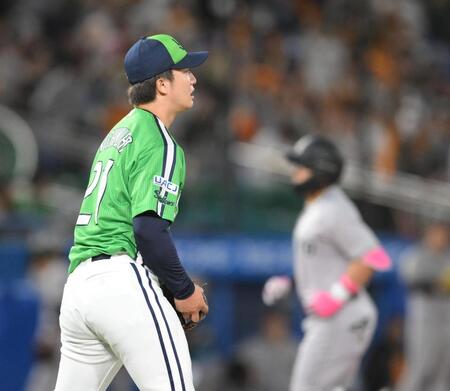 　８回、浅野（奥）にソロを浴びた吉村（撮影・伊藤笙子）