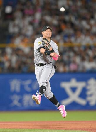 　８回，岩田の打席で好守備を見せる二塁手の吉川（撮影・伊藤笙子）