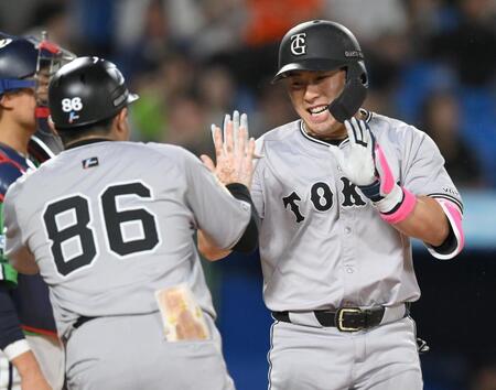 　８回、２試合連続となる左越えソロを放ち、白い歯を見せる浅野（右）＝撮影・伊藤笙子