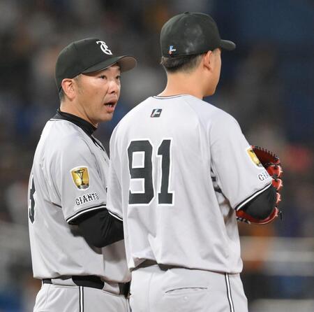 　６回、茂木に先制２ランを浴びて降板する堀田（右）に語りかける阿部監督（撮影・伊藤笙子）