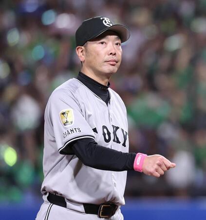 　６回、投手交代を告げベンチに戻る阿部監督