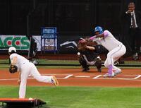 　バント練習するレイエス（撮影・中島達哉）