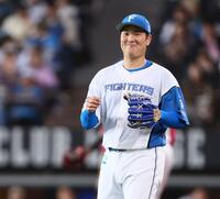 　５回、阿部を投ゴロに打ち取り、笑顔を見せる古林（撮影・中島達哉）