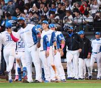 　楽天に３連勝し、ナインを迎える新庄監督（右から３人目）＝撮影・中島達哉