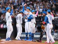 　来日初完封勝利をあげ、ナインとタッチを交わす古林（中央左）＝撮影・中島達哉