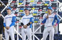 　お立ち台で笑顔を見せる（左から）の古林、吉田、石井（撮影・中島達哉）