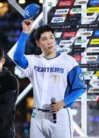 　スタンドのファンの歓声に応える古林（撮影・中島達哉）