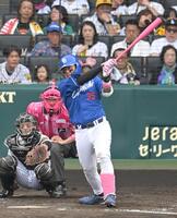 　５回、右前打を放つ木下（撮影・飯室逸平）