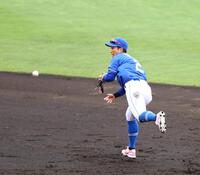 　５回、田中は大山のライナーを捕球し併殺を決める（撮影・山口登）