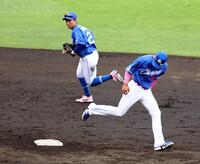 　５回、田中（左）は大山のライナーを捕球し併殺を決める（撮影・山口登）