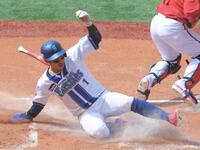 　１回、オースティンの左前打で二走・桑原が生還（撮影・佐藤厚）