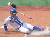 　１回、オースティンの左前打で二走・桑原が生還（撮影・佐藤厚）