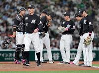 　７回、投手交代を告げた吉井監督（左手前）