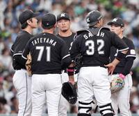 　３回、３点を奪われた先発の石川柊（左端）を囲むロッテナイン