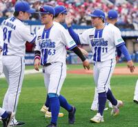 　広島に勝利し三浦監督（左端）とタッチを交わす東