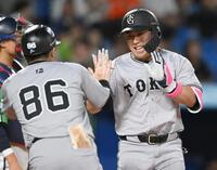 　８回、２試合連続となる左越えソロを放ち、白い歯を見せる浅野（右）＝撮影・伊藤笙子