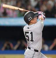 　８回、２試合連続となる左越えソロを放つ浅野（撮影・伊藤笙子）