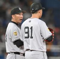 　６回、茂木に先制２ランを浴びて降板する堀田（右）に語りかける阿部監督（撮影・伊藤笙子）