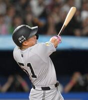 　８回、２試合連続となる左越えソロを放つ浅野（撮影・伊藤笙子）