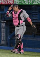 　母の日にちなみ、ピンクの防具でプレーする甲斐（撮影・伊藤笙子）