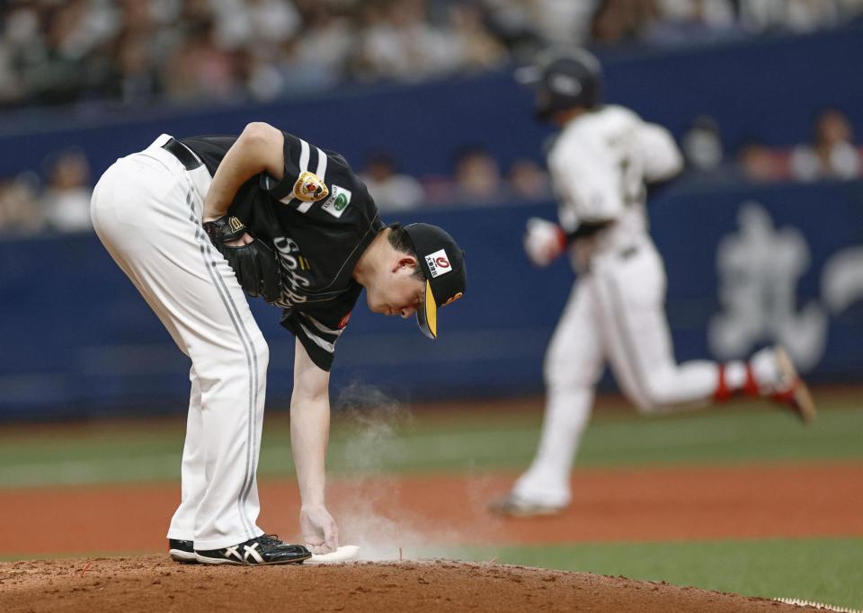 　５回、オリックス・紅林（奥）に本塁打を浴びた大関