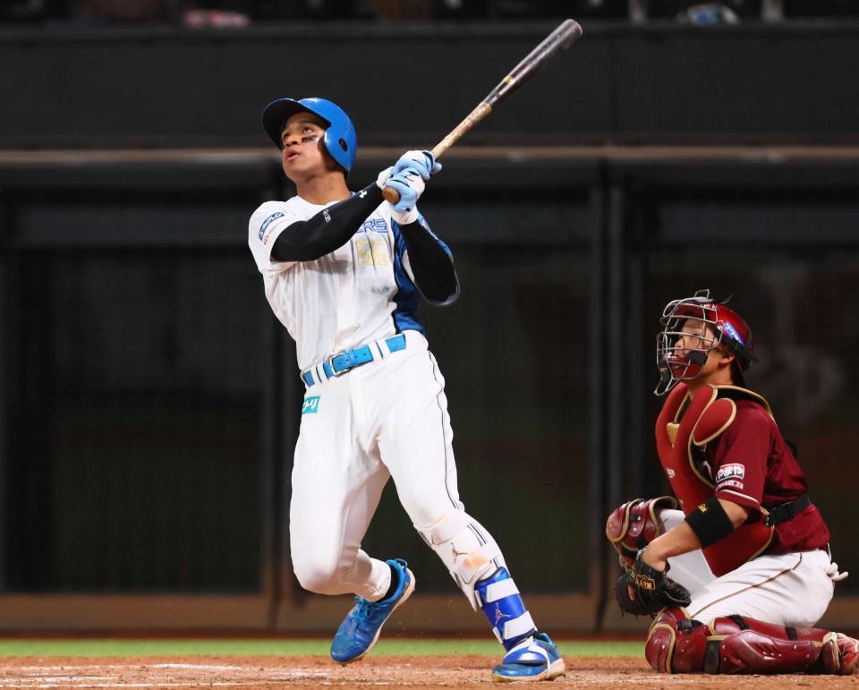 　５回、逆転満塁本塁打を放つ万波（撮影・中島達哉）