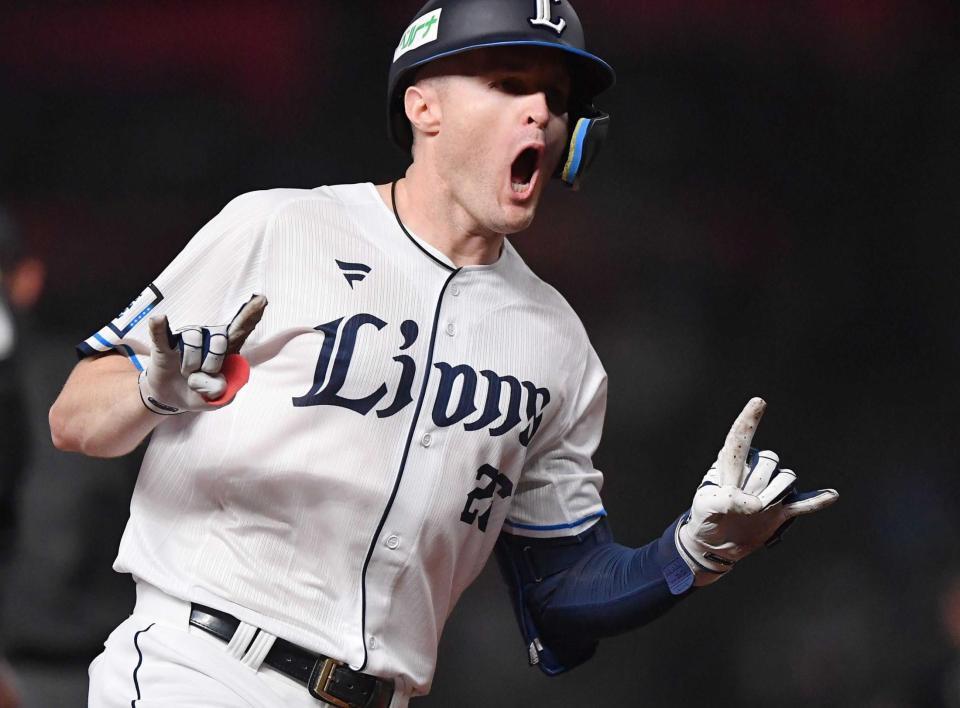 　３回、先制の満塁弾を放ちポーズを決めるネビン（撮影・開出牧）