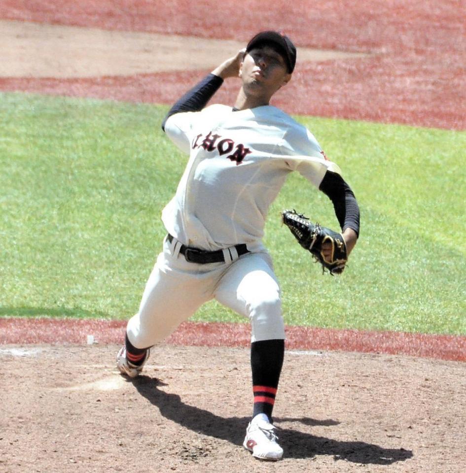 　力投する日大・市川祐