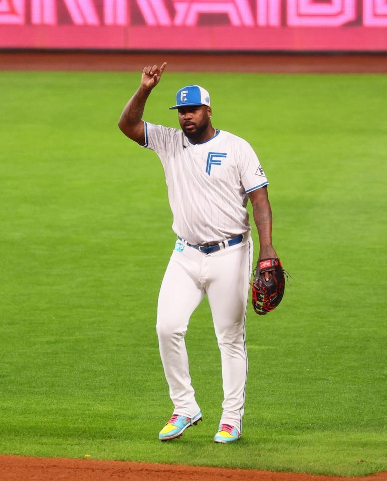 　一塁の守備練習をするレイエス（撮影・中島達哉）