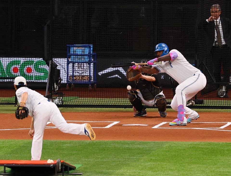 　バント練習するレイエス（撮影・中島達哉）