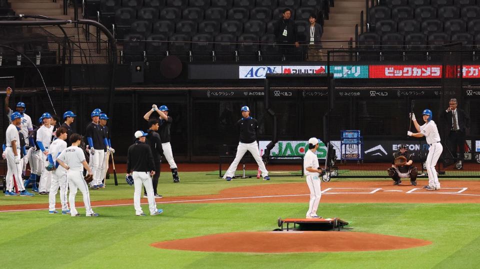 　バント練習する野村（右）ら（撮影・中島達哉）