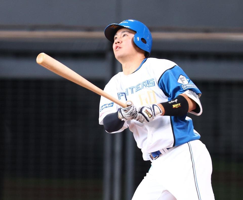 　１回、先頭打者本塁打を放つ吉田（撮影・中島達哉）