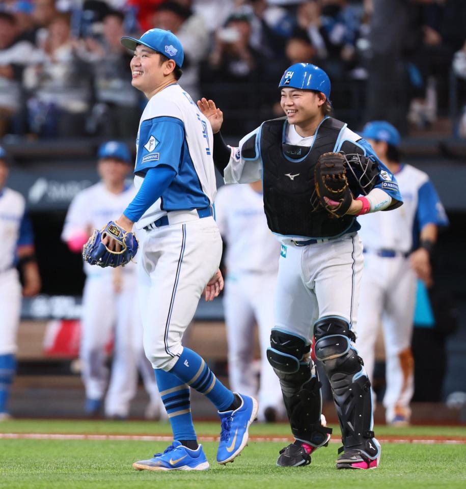 　完封勝利をあげ、田宮（右）と喜ぶ古林（撮影・中島達哉）